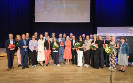 Die Gewinner*innen mit den Vertreter*innen der Erwachsenenbildung Die Gewinner*innen mit den Vertreter*innen der Erwachsenenbildung