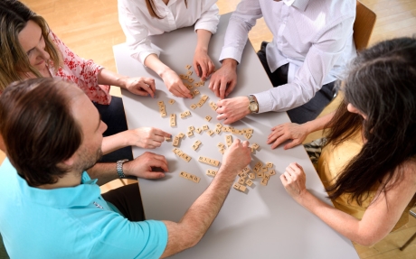 Seit den ersten Alphabetisierungsprojekten in den 1980er- und 1990er-Jahren haben die Volkshochschulen entscheidend dazu beigetragen, Grundbildung und Alltagskompetenzen für Erwachsene zu verbessern. | © Johannes Zinner