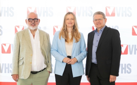 V.l.n.r.: Herbert Schweiger (Geschäftsführer der Wiener Volkshochschulen GmbH), Daniela Ecker-Stepp (designierte Geschäftsführerin der Wiener Volkshochschulen GmbH),  LAbg. und GR Christian Deutsch (Aufsichtsratsvorsitzender der Wiener Volkshochschulen GmbH)