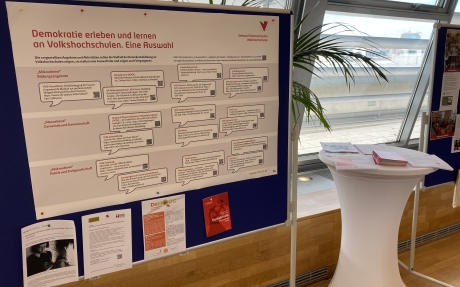 VÖV Plakat zum Demokratieschwerpunkt 2024 auf der Tagung