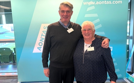 Cathy Clear, Basisbildungsteilnehmerin und ebenfalls Rednerin auf der AONTAS-Konferenz mit John Evers