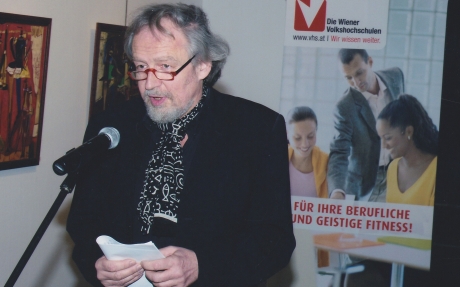 Univ.-Prof. Dr. Hubert Christian Ehalt steht vor einem Mikrofon.
