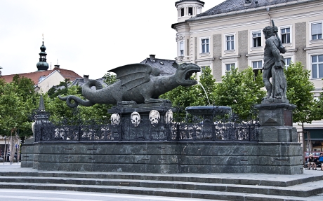 Copyright: https://de.wikipedia.org/wiki/Lindwurmbrunnen_(Klagenfurt)#/media/Datei:Klagenfurt_Lindwurmbrunnen_2009.jpg