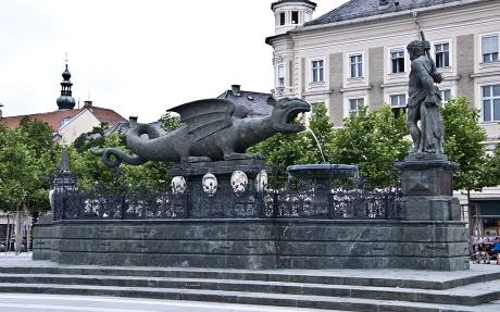 Copyright: https://de.wikipedia.org/wiki/Lindwurmbrunnen_(Klagenfurt)#/media/Datei:Klagenfurt_Lindwurmbrunnen_2009.jpg Copyright: https://de.wikipedia.org/wiki/Lindwurmbrunnen_(Klagenfurt)#/media/Datei:Klagenfurt_Lindwurmbrunnen_2009.jpg