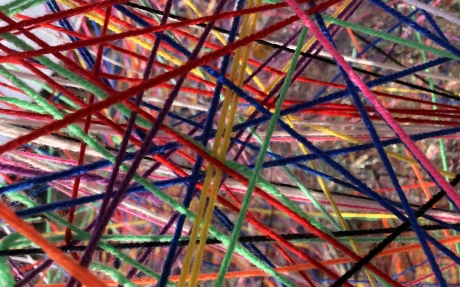 Bunte Fäden sind kreuz und quer gespannt