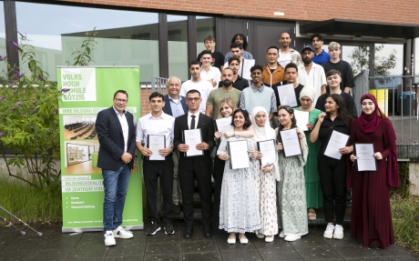 Bildunterschrift: Pflichtschulabschluss - Zeugnisfeier an der Volkshochschule Götzis am 03.07.2025 - Die erfolgreichen Absolventen freuen sich über die Zeugnisse