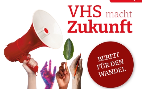 Vier Hände halten ein rotes Megafon, ein grünes Blatt und einen Stift vor weißem Hintergrund neben dem Text 'VHS macht Zukunft'.