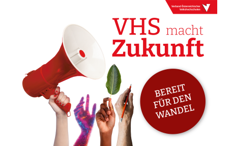 Vier Hände halten ein rotes Megafon, ein grünes Blatt und einen Stift vor weißem Hintergrund neben dem Text 'VHS macht Zukunft'.