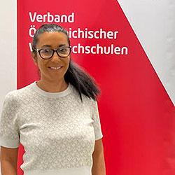 Suzana Jurisa vor der Fotowand des Verband Österreichische Volkshochschulen